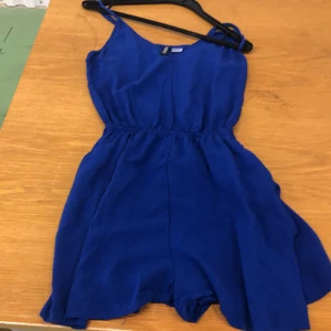 2-pack Playsuits från H&M storlek 34 och 38 - 2-pack Super fina playsuits från H&M blåa är i storlek 34 och röda är i storlek 38, båda två är i gott skick och är super fin till sommaren 