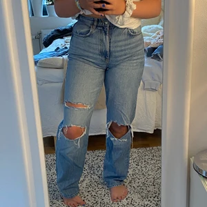 Blåa jeans med hål - Jag säljer dessa jeans från gina tricot, de kommer inte till någon användning hos mig och därför säljer jag dessa. Dom är i fint skick och känns som nya enligt mig.