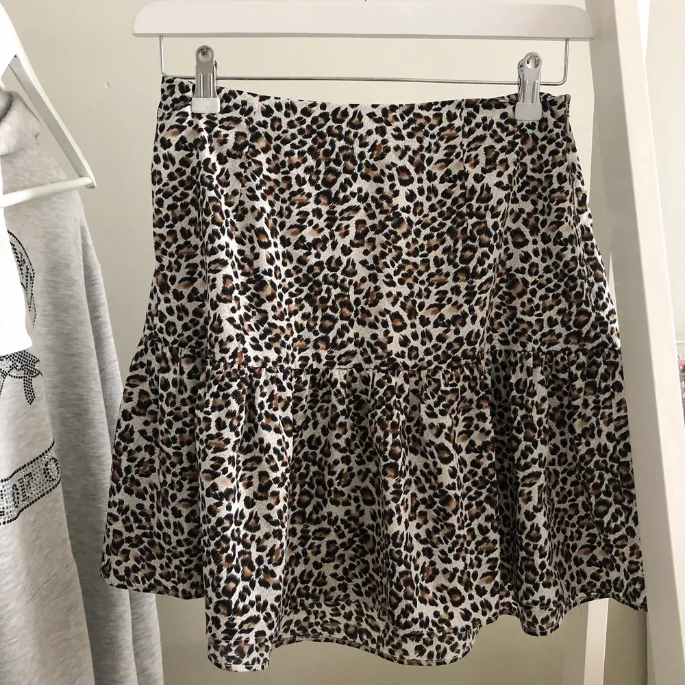 En jättefin leopard volangkjol i strl 38 från nelly. Så skön och luftig, går snabbt att sätta på och är inte genomskinlig! Snabbaffär önskas. Säljer för 100kr, köparen står för frakten. Hör gärna av dig om du har några funderingar eller vill se kjolen på💗. Kjolar.