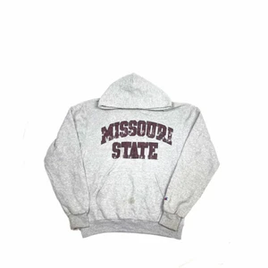 Vintage college hoodie  - Säljer en skit snygg vintage hoodie i storlek large och passar skit snyggt oversized om man har storlek Medium eller small. Hoodien är i jätte bra skick. Skickar endast👍🏻 Ha en bra dag!