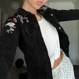 Superfin jeansjacka  - En svart jeansjacka med stretch som tyvärr aldrig har kommit till användning, frakt tillkommer🖤📦
