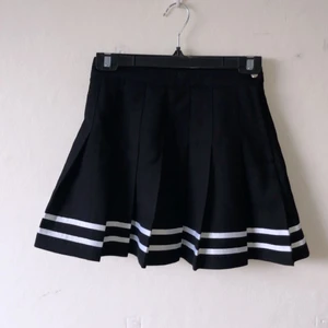 Tennis kjol - 🖤🤍Tennis kjol som e trendigt. Köpte den för ett tag sen, men aldrig använt så hoppas någon annan  får användning av den! Frakten kan diskuteras🖤🤍