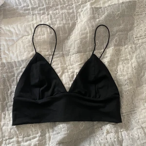 Svart topp - Såå fin topp! Aldrig använd då den är för liten, passar perfekt som festtopp. Storlek m men skulle säga att den passar S-M beroende på hur man vill att den ska sitta. Pris + 45kr frakt 🦋
