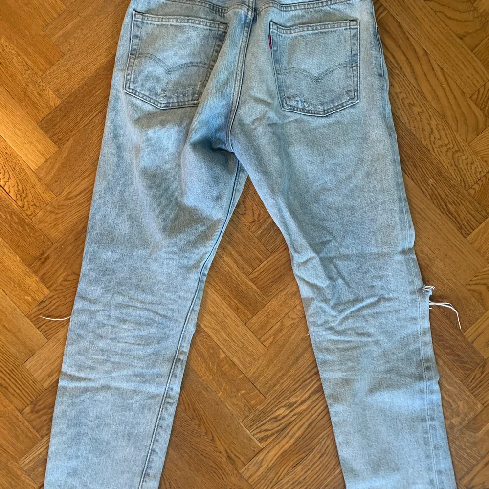 Vintage 501 från levis✨ VÄRLDENS finaste jeans men är tyvärr för små för mig🥺 Passar en 25/26 beroende på vilken passform som önskas. Det är bara att skriva om du har några frågor💓✨🌙. Jeans & Byxor.