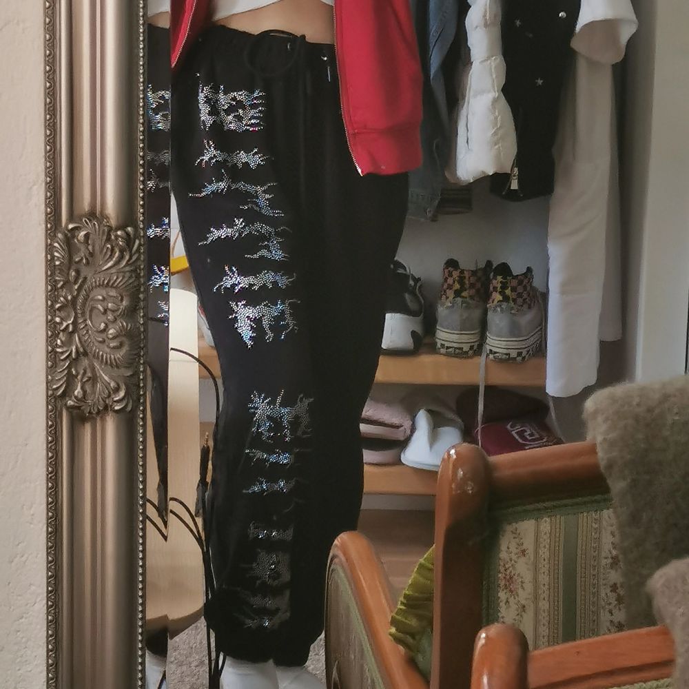 Köpte dom här byxorna ifrån en tjej på plick men tyvärr så var dom alldeles för stora för mig... Så jag säljer vidare dom här skit coola byxorna. . Jeans & Byxor.