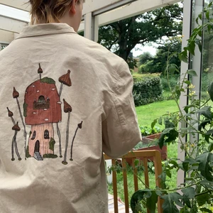 Målad kavaj, högsta bud: 300 kr❤️ - BUDGIVNING PÅ INSTAGRAM: @hembaktatrojor, avslutas kl 22:00! En snygg, oversized kavaj målad med textilfärg som håller i tvätt ❤️❤️❤️ instagram: @hembaktatrojor