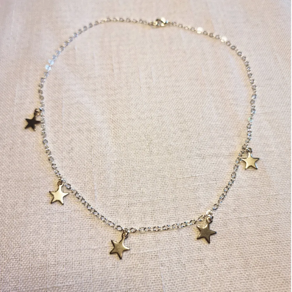 Silverfärgat halsband med stjärnor ⭐ Kedjan är ca 40 cm lång, och passformen går att justera. Skickas i vadderat kuvert via postnord. . Accessoarer.