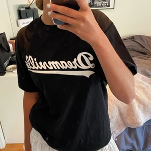 T-shirt  - Säljer denna snygga J.Cole Dreamville tröjan. Endast använd en gång och är i superbra skick. DM vid intresse!!💕💕(köpare står för frakt)