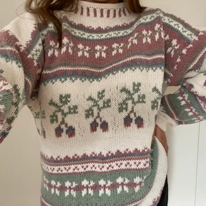 Oversize tjocktröja - Superskön stickad tröja❤️❤️❤️ Oversized med långa armar så skulle säga att den passar en S-XL. I bra skick. Frakt 66kr. Vid flera intresserade startar jag budgivning❤️❤️❤️