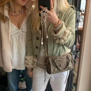 Jacka  - Säljer nu den här super trendiga jackan från zara, helt slutsåld. Jackan är i bra skick, lite skrynklig på bilden men det går lätt att fixa. Köparen står för frakten och budningen pågår privat. Första bilden är lånad✨⚡️