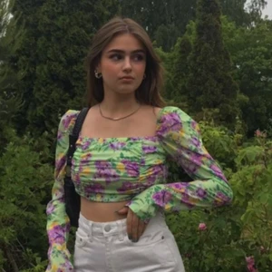 Grön top - Grön jättefin blommig top från Pretty Little Things!! Använd 1-2 gånger💚💚  pris kan diskuteras (finns ej att köpa längre)