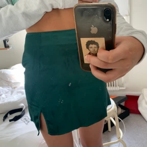 Satinkjol strl xs - Säljer denna fina satinkjol i finaste gröna färgen! Strl xs