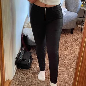 Svarta Coated Byxor🖤 - Sjukt snygga svarta (coated) byxor från H&M🖤🖤 Passar stl 34-38