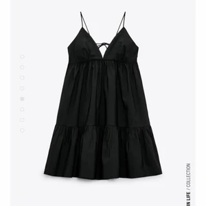 Svart volangklänning zara - Helt ny poplinklänning från zara. storlek M men skulle säga att den är liten i storleken. Budgivning ifall många är intresserade. du står för 66kr frakt. BUD PÅ 360+frakt❣️