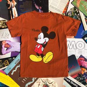 Säljer denna otroligt feta Disney T-shirten från 90-talet från Disneyland i Florida. Den är i bra vintage skick, trycket är dock något slitet. Den är Storlek M men skulle säga att snarare passar S. Det är bara att skriva om ni undrar något. Ord pris: 199kr 🌱💫✌🏻