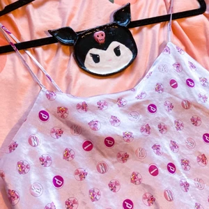 Siden klänning - Pink panther siden klänning/nightgown , Kim aldrin till andändning❤️ kunde inte hitta vilken storlek men skulle gissa på en S/M ❤️ klänningen går ner till låten på mig som är runt 170cm, inga defekter förutom en liten på ett av banden (se bild 1)❤️köparen står för frakt❤️