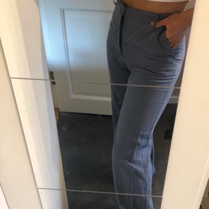 Gråblåa kostymbyxor - Säljer dess gråblåa vida kostymbyxorna från hm i storlek 36. Nypris 399kr. Kontakta mig vid intresse eller om du har frågor/vill ha fler bilder (priset kan diskuteras)🥰🥰