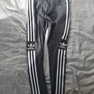 Adidas yogga byxor - Storlek S. Ingen hål. 