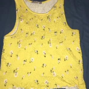Gul blommig topp💞 - En snygg gul topp i storlek S men är väldigt töjbar så passar även de som har xs-m💕 och är perfekt för sommaren☀️🌸! Säljer för att den inte kommer till användning längre, men är i jättebra skick⚡️(nypris 129) buda i kommentarerna🌸💕
