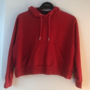 Röd hoodie monki slt XS - Hoodie i en mörkare röd färg från monki slt XS. Stor ficka i mitten. Snören att spänna åt huvan. Lite croppad. Bra skick.