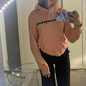 Korallfärgad hoodie champion - Korallfärgad hoodie från champion i strl S. Bra skick och använd fåtal gånger💓 150kr + frakt!