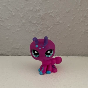 Little Pet shop - Jag säljer just nu mina gamla ”Little Pet shop”, eftersom dessa figurerar inte går att få tag på i butik så har de fått ett stort värde på sig. Vissa e dyrare än andra då de är Rare, vilket innebär att de finns få av dessa å då höjer deras värde! Betalning sker via Swish och köparen står för frakten!🤍