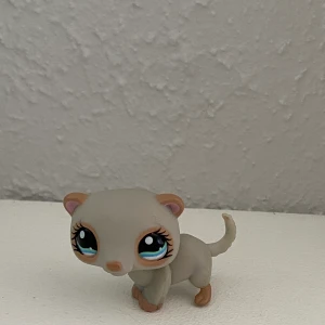Lps - Jag säljer just nu mina gamla ”Little Pet shop”, eftersom dessa figurerar inte går att få tag på i butik så har de fått ett stort värde på sig. Vissa e dyrare än andra då de är Rare, vilket innebär att de finns få av dessa å då höjer deras värde! Betalning sker via Swish och köparen står för frakten!🤍