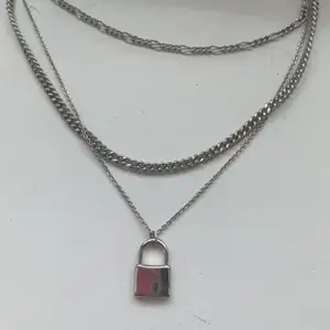 Säljer detta fina halsband från Gina Tricot då det inte används så mycket💘💘 Original pris 130kr säljer för 80 kr!😋