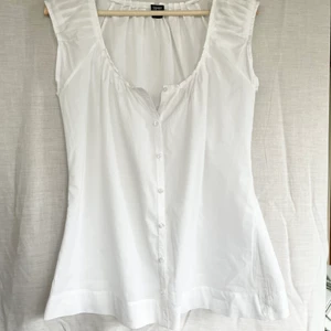 Blus linne - Blus linne i bomull med knäppning fram och rynkade axelband