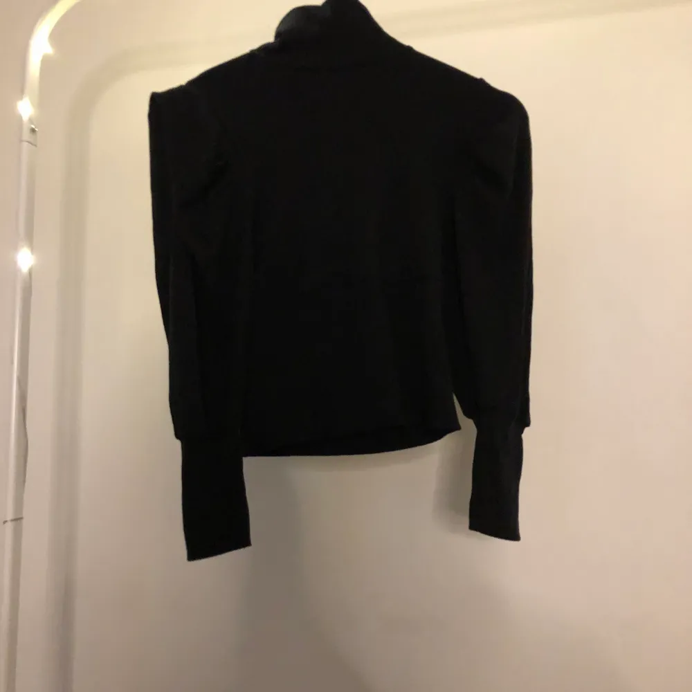 En svart polo tröja ifrån NA-KD i stl s.. Tröjor & Koftor.