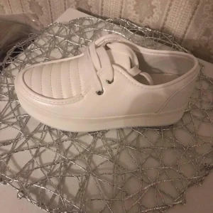 Vanliga vita sneakers  - Vanliga vita sneakers 