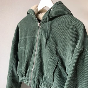 Jacka från Urban Outfitters  - Sage green urban outfitters crop corduroy jacka. Så varm och skön + en fluffig huva Köpt för 800kr.
