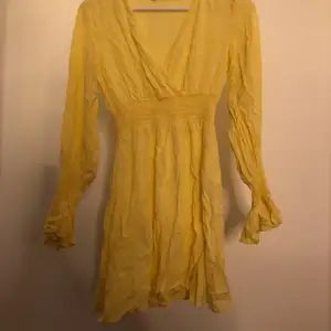 En gul klänning ifrån trendyol i stl 36.
