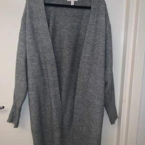 Långkofta - Varm stickad långkofta från hm 