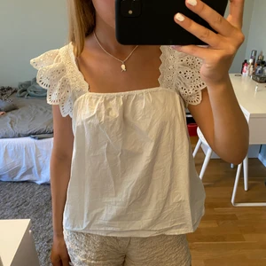 Zara topp - Säljer denna jättefina topp från zara som jag ALDRIG använt! Den är lite skrynklig eftersom jag tvättar den💕💕💕så himla fin nu på sommaren! Köpt för 300kr! Köp direkt för 200kr
