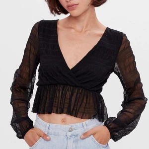 Blus - Säljer denna blus/topp som är sååå fin! Kommer bara inte till användning💕🤎 FRAKT INGÅR I PRISET