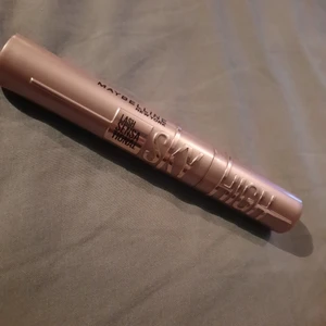 OANVÄND MASCARA  - Säljer en oanvänd maybelline sky high mascara. 50 kronor 