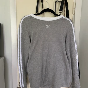 Adidas tröja. Storlek S  - Fin tröja från adidas. Använd några gånger. Väldigt fin med säljer den för att den inte kommer till användning. 