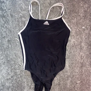 Adidas baddräkt  - Säljer pga att den inte används längre! Knappt använd!  Storlek S! Pris kan diskuteras! 100kr plus frakt