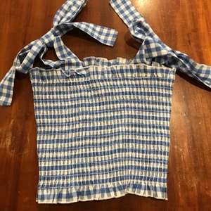 Topp med knytbara axelband - Söt topp i ginghammönster, använd en gång. Knytbara axelband 🌸
