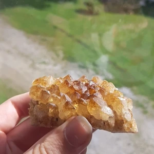 Superfin "citrin' cluster - Såå fin ""citrin"" kristall, den är egentligen en värmebehandlad ametist och inte äkta citrin. I ganska bra stick, finns lite lim i mitten på den men den syns knappt. Ungefär 6,5cm x 5cm och väger 110 gram! Kom privat vid frågor eller om du vill ha fler bilder <3  90kr + 48kr frakt