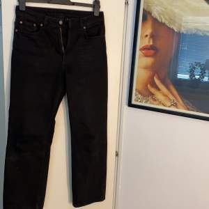 Raka svarta jeans från Weekday. Modell är Voyage och använda fåtal gånger. Skick 8/10. Storlek: Midja-27 Längd-28. Riktigt snygga jeans med bra kvalite! Originalpris är 500kr. Köparen står för frakt.