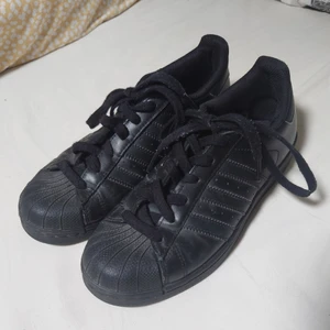 Adidas sneakers - Klassiska svarta adidas-sneakers i fint skick. Liten slitning på insidan på den ena, syns på sista bilden 🍀