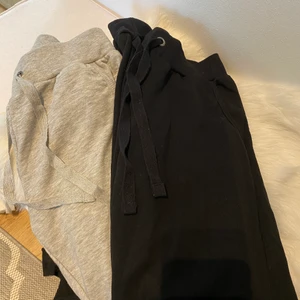 Mjukisbyxor strl S - 2 stycken helt oanvända mjukis byxor i storlek S. Ett par gråa & ett par svarta