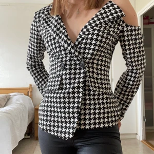 kavaj - Säljer denna coola mjuk kavajliknande överdel. Väldigt skönt material. Älskar passformen, sitter ordentligt och följer kroppen. Medföljer ett skärp i samma material och mönster. Säljer då jag fick dubbletter. 