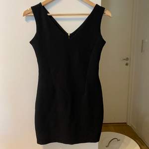 QuZu Collection klänning i storlek 36 endast testad. Den hjälper till att forma kroppen. Väldigt bra kvalitet. 