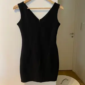 QuZu Collection klänning i storlek 36 endast testad. Den hjälper till att forma kroppen. Väldigt bra kvalitet. 