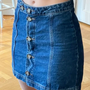 Jeanskjol - Jeanskjol från urban outfitters. Jättefin och fint skick. Knappar längs framsidan och ordentligt jeanstyg. Säljer endast då kjolar inte riktigt är min grej. Bara att höra av dig om du undrar något eller har nån fråga🤍