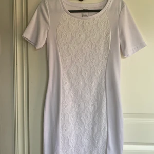 Vit klänning  - Helt ny oanvänd klänning från vero Moda, stl s.