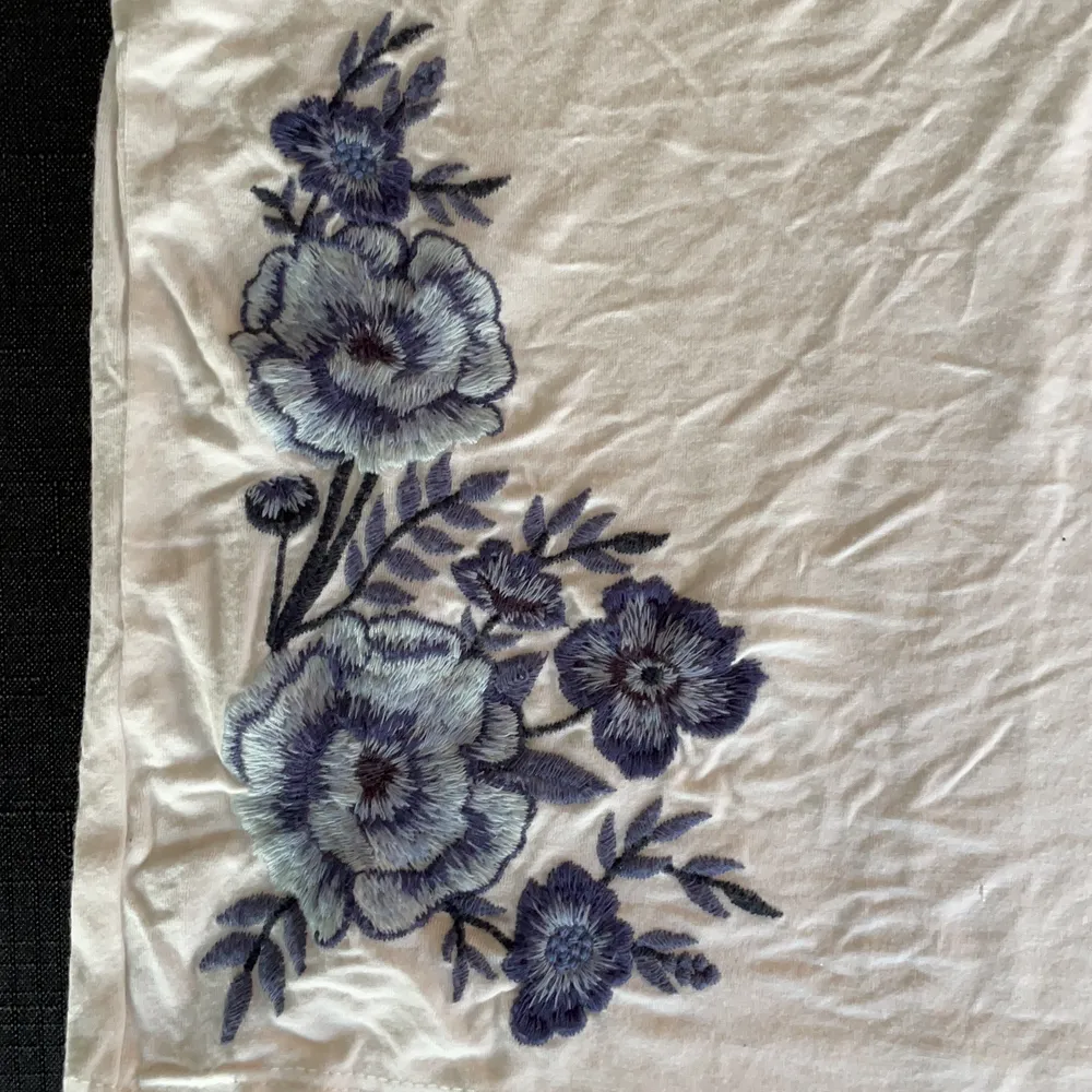 Good condition, looks handmade, many different shades of blue in the embroidery.. Toppar.